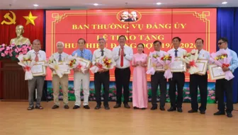Phường Phú Lợi trao huy hiệu Đảng đợt 19-5