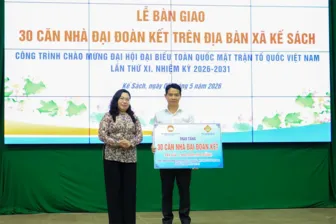 Bà Hồ Thị Cẩm Đào dự Lễ bàn giao 30 căn nhà Đại đoàn kết tại xã Kế Sách