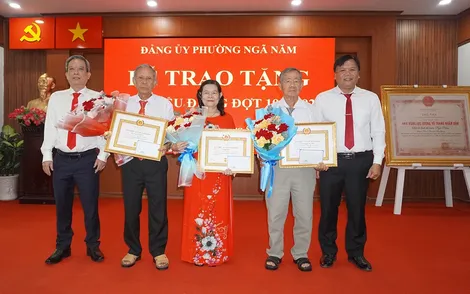 Đảng ủy phường Ngã Năm tổ chức lễ trao tặng Huy hiệu Đảng đợt 19-5-2026