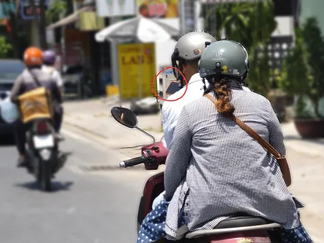 Hiểm họa từ thói quen vừa lái xe vừa nghe điện thoại