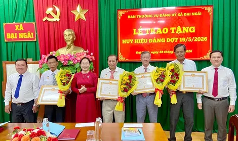 Xã Đại Ngãi trao Huy hiệu 40 năm tuổi Đảng cho 4 đảng viên
