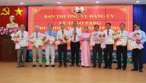 Phường Phú Lợi trao huy hiệu Đảng đợt 19-5