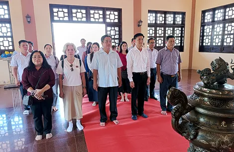 Chi bộ Văn phòng Đảng ủy Ban Tuyên giáo và Dân vận Thành ủy viếng Đền thờ Chủ tịch Hồ Chí Minh tại xã An Thạnh