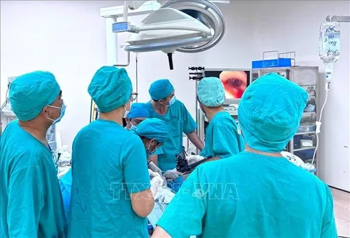 Cứu sống bé gái 8 tháng tuổi nuốt bông tai kim loại