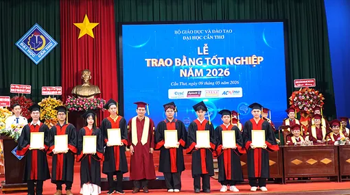 Trung tâm Công nghệ Phần mềm - Đại học Cần Thơ trao bằng tốt nghiệp cho 137 tân khoa