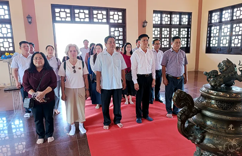 Chi bộ Văn phòng Đảng ủy Ban Tuyên giáo và Dân vận Thành ủy viếng Đền thờ Chủ tịch Hồ Chí Minh tại xã An Thạnh