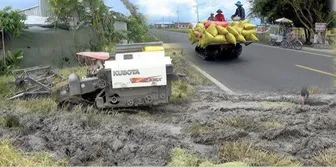 Máy gặt lúa, máy cày lưu thông trên đường gây mất an toàn