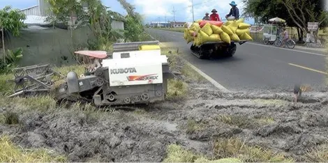 Máy gặt lúa, máy cày lưu thông trên đường gây mất an toàn