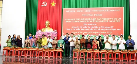 Xã Long Phú trao quà hỗ trợ 400 hộ nghèo, hộ khó khăn