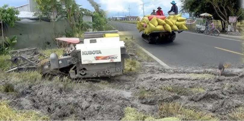 Máy gặt lúa, máy cày lưu thông trên đường gây mất an toàn