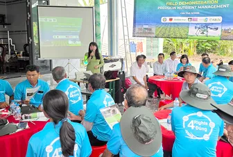 Trình diễn bón phân đúng và hướng dẫn sử dụng công cụ số RCM giúp bón phân đúng