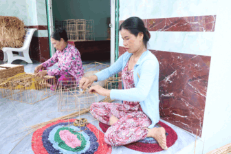 ដំ​ណោះ​ស្រាយ​ព្រម​ៗគ្នា ជំ​រុញ​ការ​បន្ថយ​ភាព​ក្រី​ក្រ​ដោយ​ចីរ​ភាព​