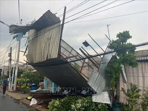 Dông lốc làm sập và tốc mái 47 căn nhà ở Đồng Tháp