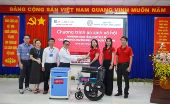 Agribank Chi nhánh Cần Thơ trao thiết bị y tế tặng Bệnh viện Đại học Y Dược Cần Thơ