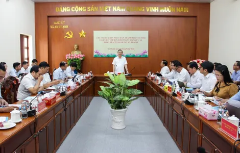 Chủ tịch UBND TP Cần Thơ yêu cầu các xã An Thạnh, Cù Lao Dung, Trần Đề quan tâm xây dựng mô hình du lịch sinh thái, du lịch nông nghiệp và kêu gọi đầu tư...
