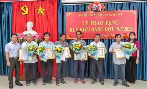 Kế Sách trao Huy hiệu Đảng đợt 19-5 cho 7 đảng viên cao niên tuổi Đảng