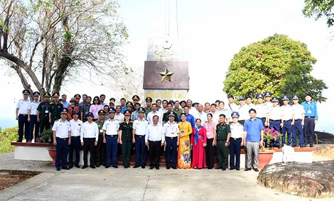 Đoàn công tác TP Cần Thơ thăm, tặng quà tại đảo Thổ Chu