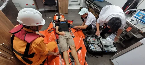 Xuyên đêm cứu nạn ngư dân bị đột quỵ khi đang lao động trên vùng biển Hoàng Sa