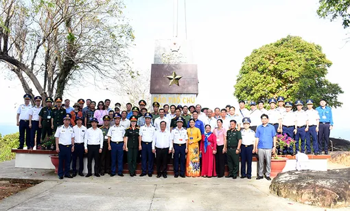 Đoàn công tác TP Cần Thơ thăm, tặng quà tại đảo Thổ Chu