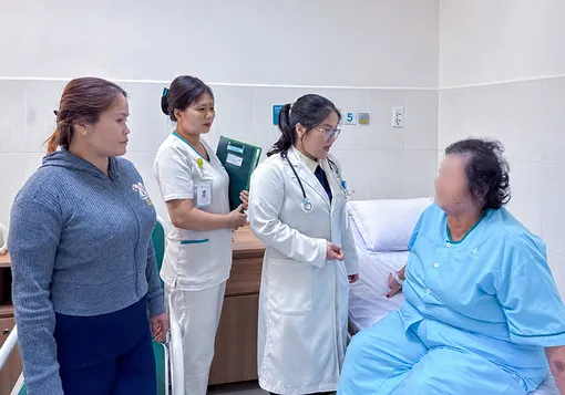 Can thiệp 2 trong 1 lấy sỏi mật cho cụ bà 71 tuổi nhiều bệnh nền