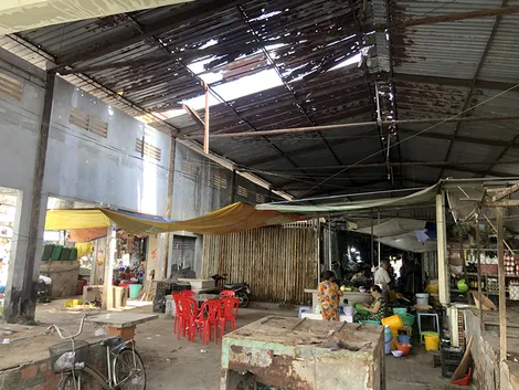 Nhà lồng chợ Long Phú xuống cấp, tiểu thương lo lắng