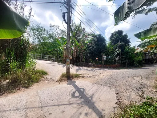 Trụ điện cản trở giao thông