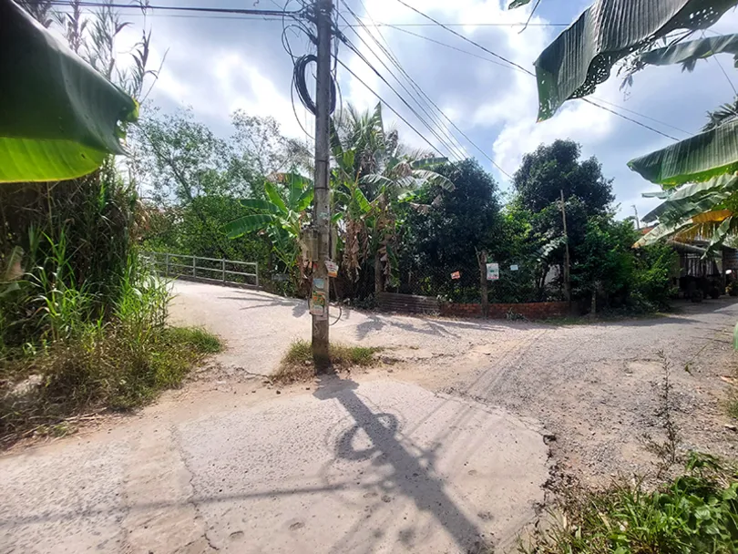 Trụ điện cản trở giao thông