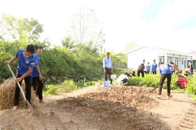 អត្ថន័យទម្រង់សួនបន្លែកងយុវជនសិស្សសាលាជនជាតិអន្តេវាសិកតឹងថាញ់