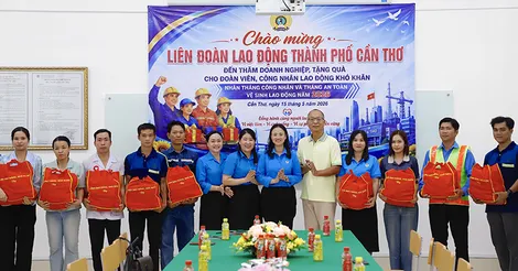Lãnh đạo LĐLĐ TP Cần Thơ thăm, tặng quà người lao động Công ty TNHH Giấy Lee & Man Việt Nam