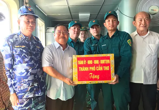 Đoàn công tác TP Cần Thơ thăm các tàu làm nhiệm vụ trên biển Tây Nam