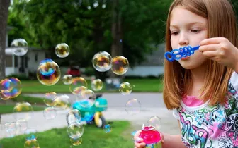 Cẩn trọng với đồ chơi thổi bong bóng xà bông trôi nổi