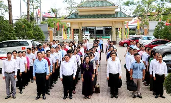 Trường Chính trị TP Cần Thơ tổ chức về nguồn tại Đền thờ Bác Hồ ở xã Lương Tâm