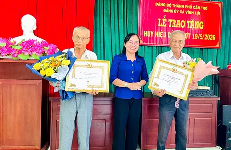 Trao Huy hiệu Đảng tặng các đảng viên cao niên tuổi Đảng