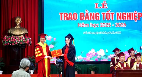 Đại học Cần Thơ trao bằng tốt nghiệp cho hơn 860 tân cử nhân, kỹ sư hệ vừa làm vừa học, từ xa