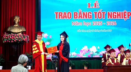 Đại học Cần Thơ trao bằng tốt nghiệp cho hơn 860 tân cử nhân, kỹ sư hệ vừa làm vừa học, từ xa