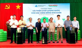 Trao máy lọc nước và bồn chứa nước tặng trường học, hộ dân có hoàn cảnh khó khăn ở xã Liêu Tú