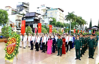 Lãnh đạo TP Cần Thơ viếng Tượng đài Chủ tịch Hồ Chí Minh