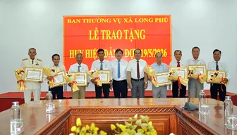 Trao tặng Huy hiệu Đảng cho 19 đảng viên cao niên tuổi Đảng