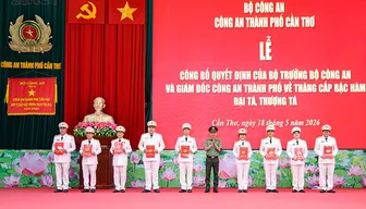 Công an TP Cần Thơ công bố Quyết định thăng cấp bậc hàm Đại tá, Thượng tá đối với sĩ quan là lãnh đạo, chỉ huy