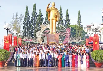 Ngàn hoa dâng Bác