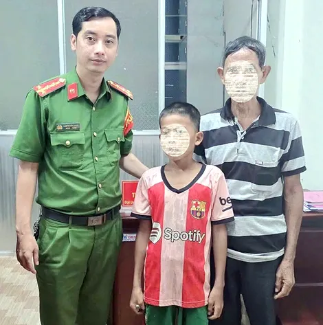Công an phường Ngã Năm hỗ trợ cháu trai 13 tuổi đi lạc về nhà