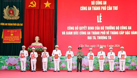 Công an TP Cần Thơ công bố Quyết định thăng cấp bậc hàm Đại tá, Thượng tá đối với sĩ quan là lãnh đạo, chỉ huy