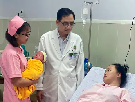 Ê-kíp thầy thuốc Bệnh viện Quân y 121 cấp cứu thành công sản phụ mang thai 38 tuần bị rắn hổ mang cắn