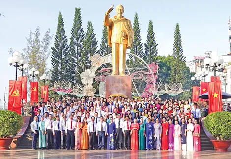 Ngàn hoa dâng Bác