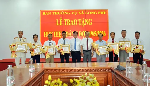 Trao tặng Huy hiệu Đảng cho 19 đảng viên cao niên tuổi Đảng
