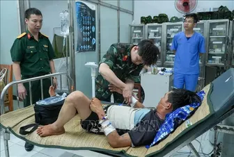 Trực thăng đưa người dân bị tai nạn nguy kịch ở Trường Sa về đất liền điều trị