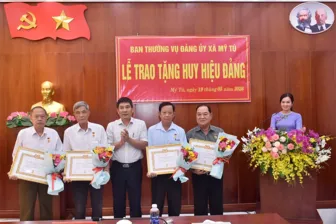 Trao tặng Huy hiệu Đảng cho đảng viên cao niên tuổi Đảng đợt 19-5