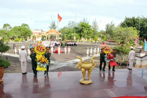 Lãnh đạo TP Cần Thơ dâng hương, dâng hoa viếng Đền thờ Chủ tịch Hồ Chí Minh tại xã An Thạnh
