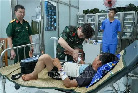 Trực thăng đưa người dân bị tai nạn nguy kịch ở Trường Sa về đất liền điều trị
