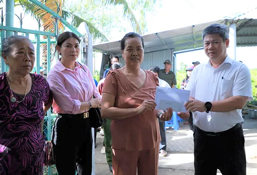 Thăm hỏi, hỗ trợ hộ dân bị hư hại nhà cửa do mưa giông